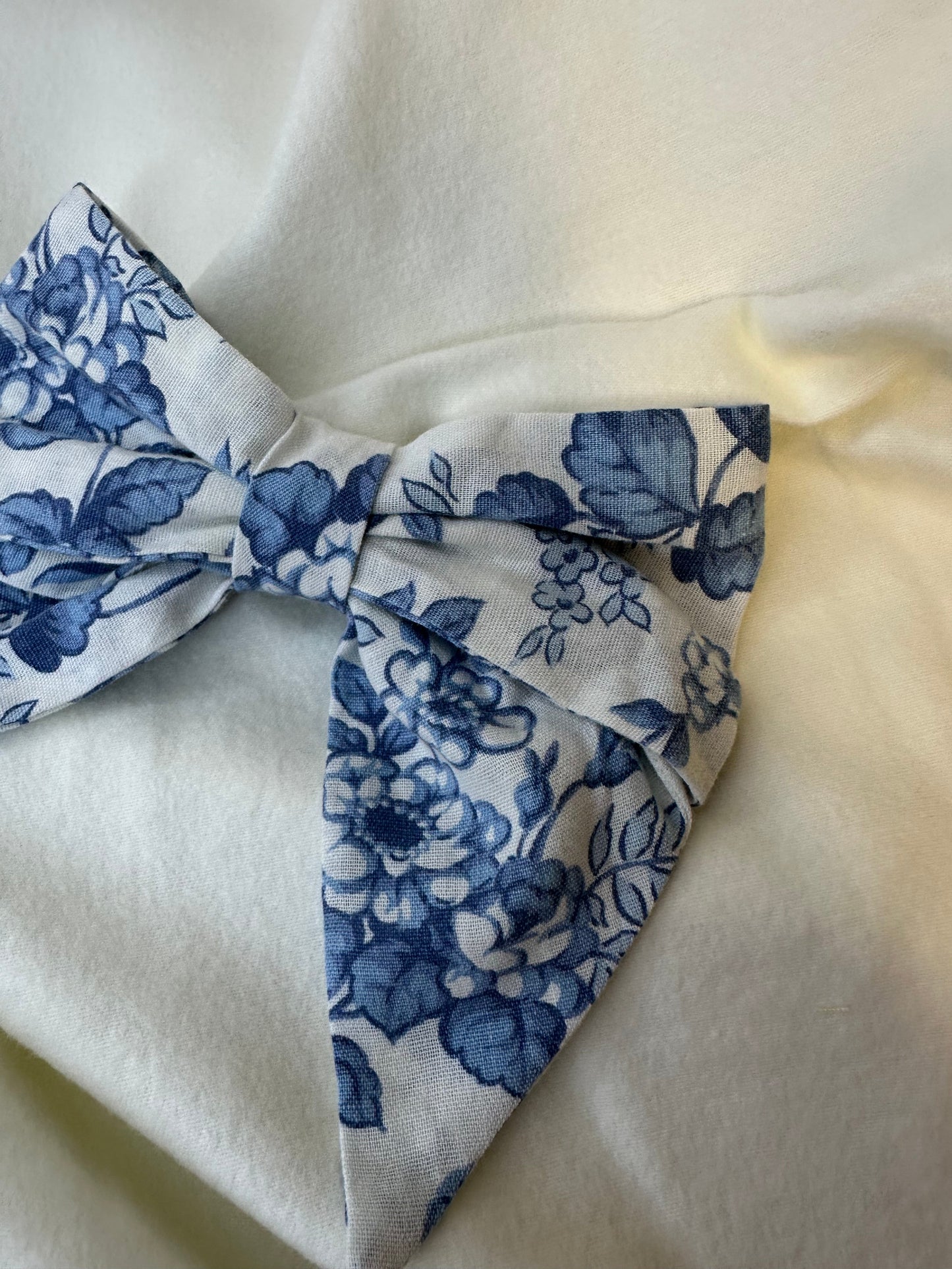 Maxi noeud fleurs bleues.