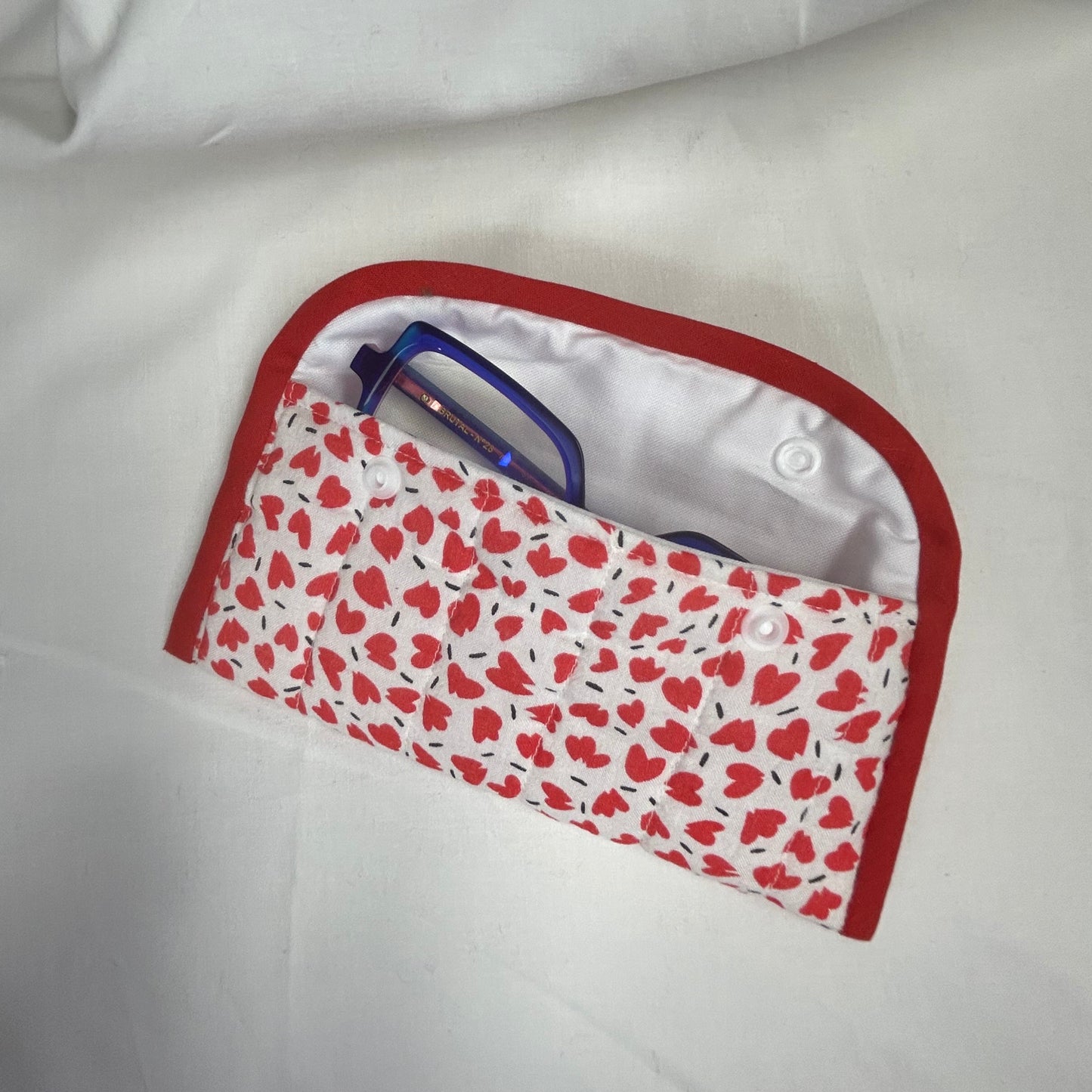 Etui à lunettes coeurs rouges