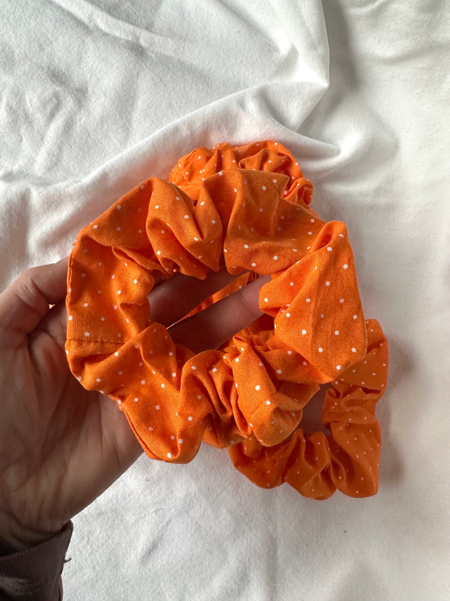 Chouchou orange à pois blancs