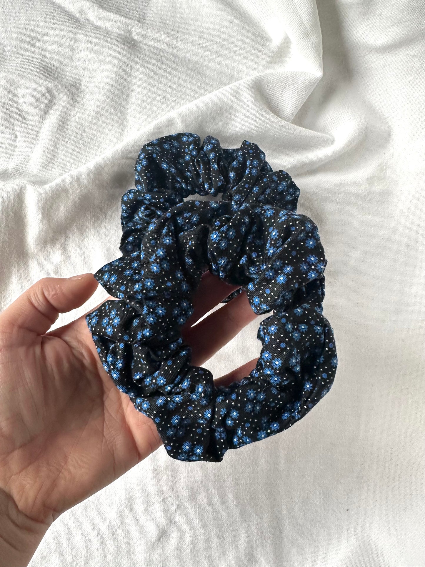 Chouchou noir à fleurs bleues