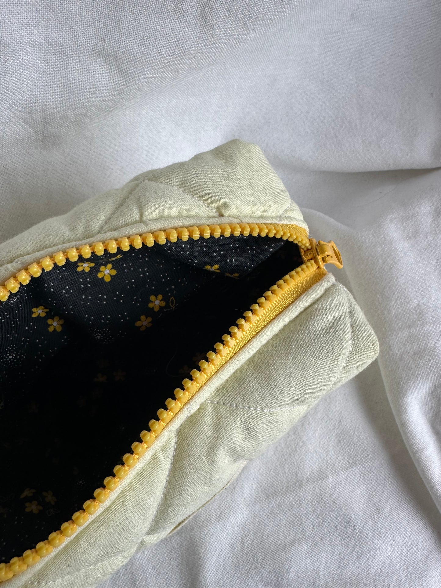Mini trousse jaune pastel