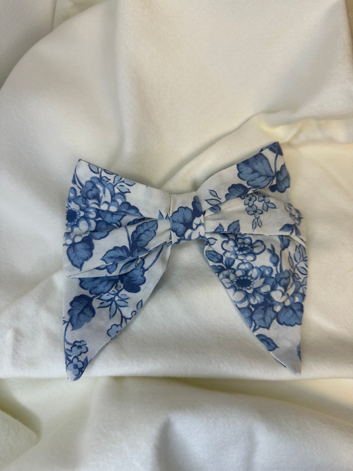 Maxi noeud fleurs bleues.