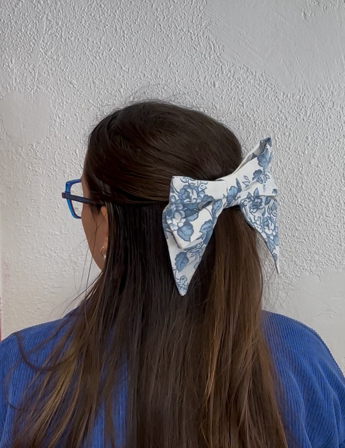 Maxi noeud fleurs bleues.