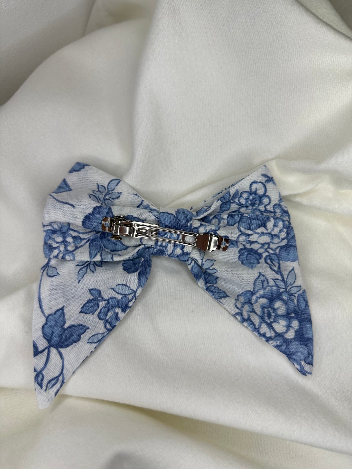 Maxi noeud fleurs bleues.