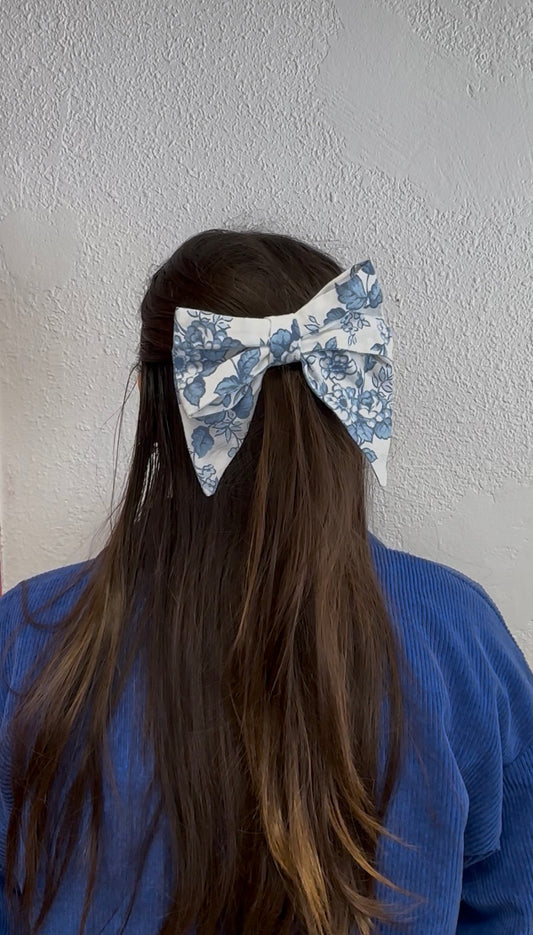 Maxi noeud fleurs bleues.