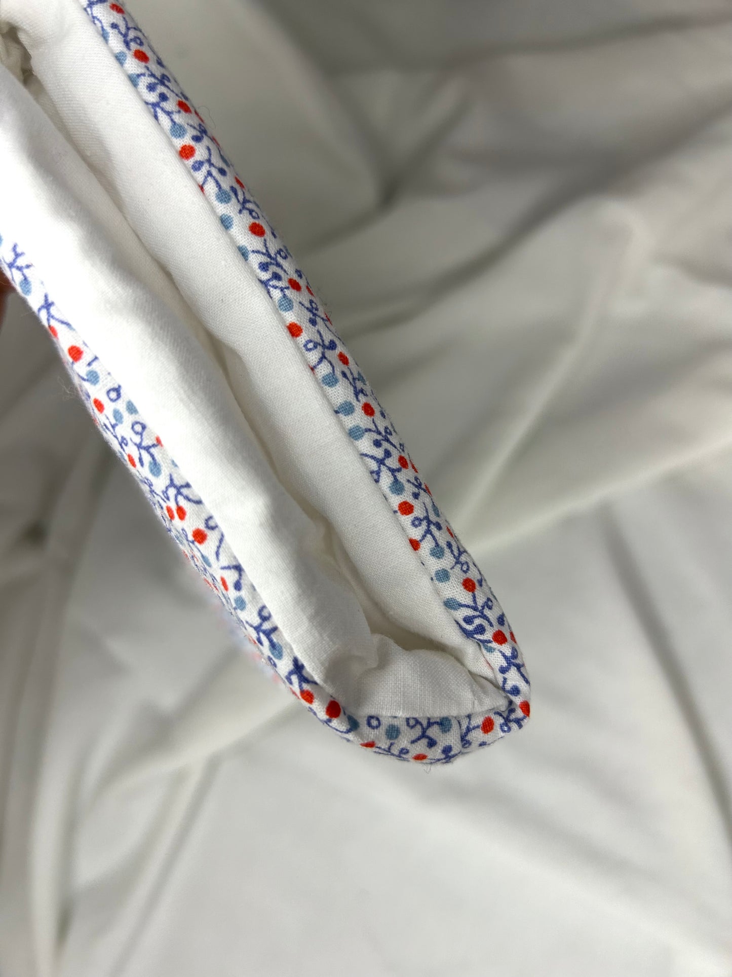 Housse à livre rouge et bleu
