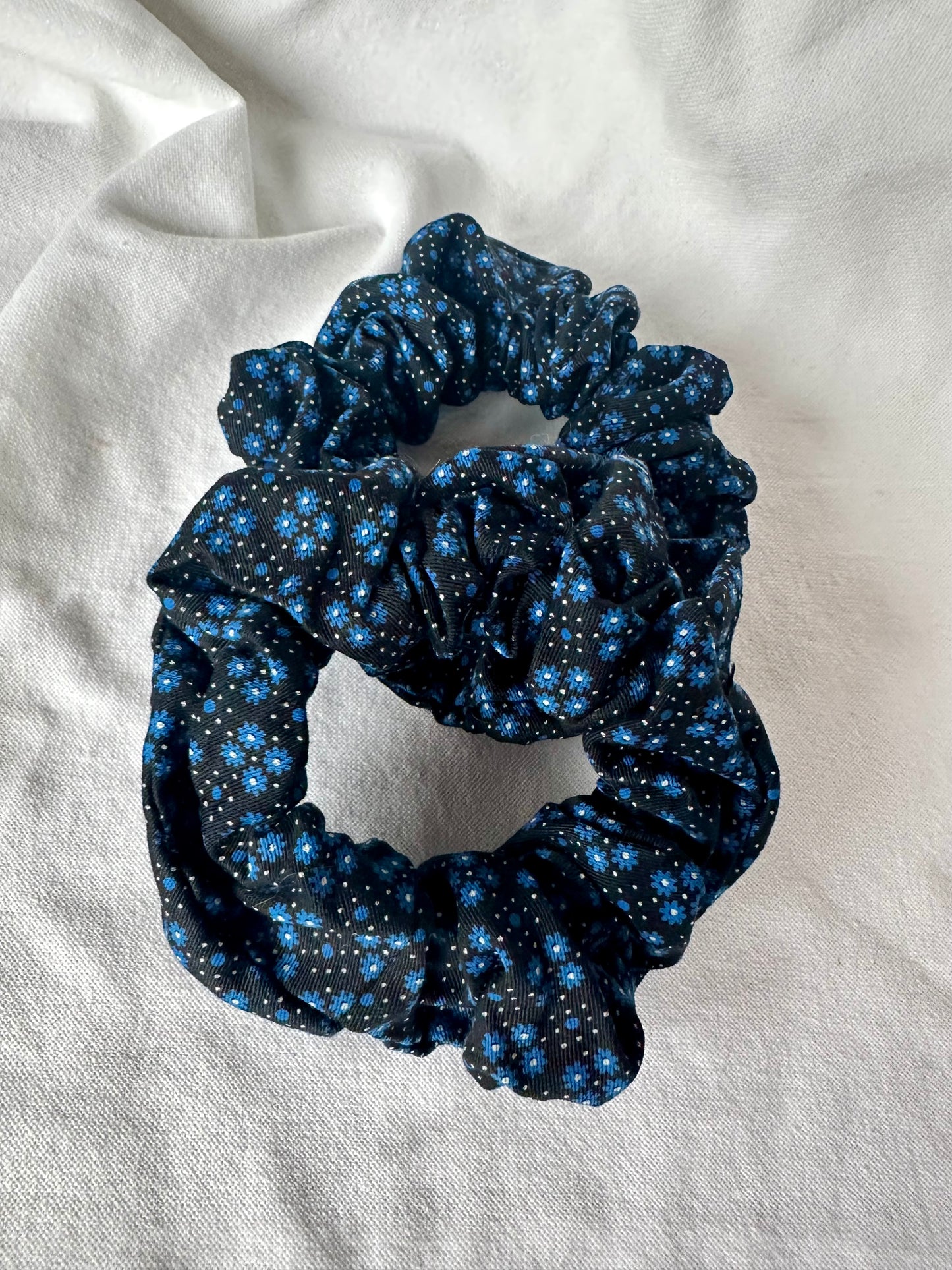 Chouchou noir à fleurs bleues