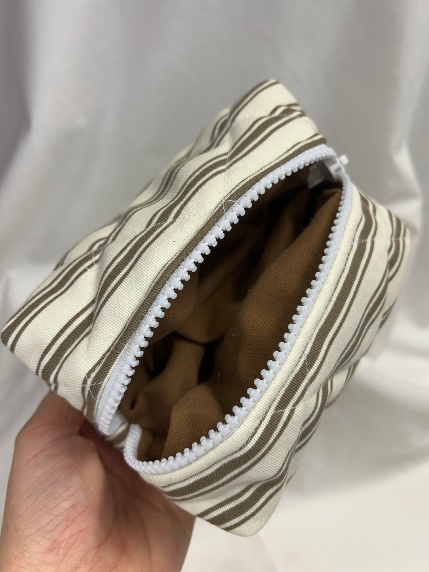 Mini trousse beige à rayures marrons