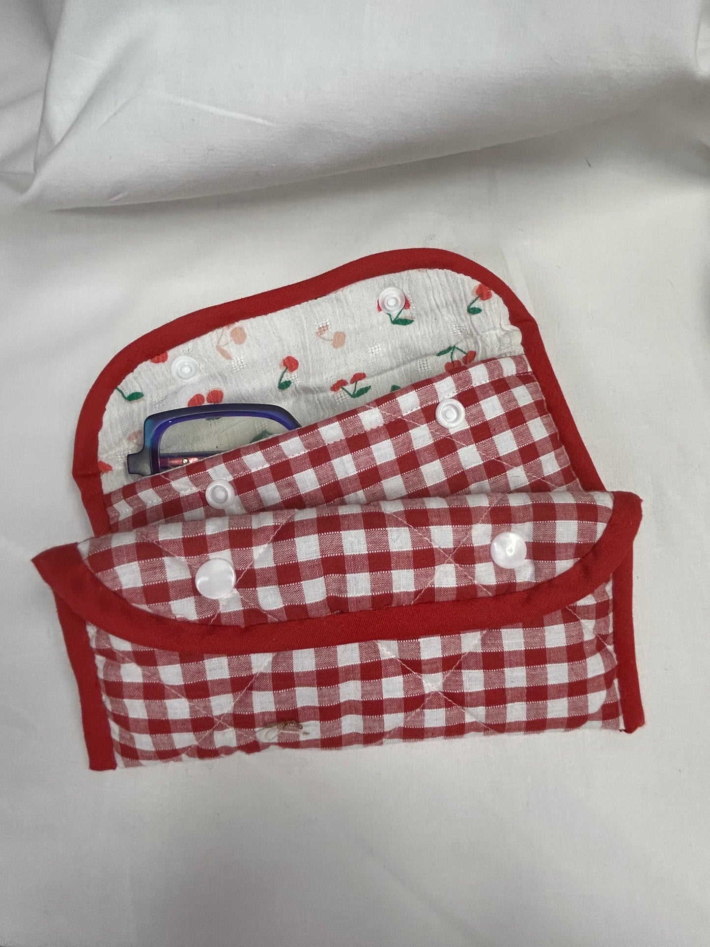 Etui à lunettes vichy rouge et cerises