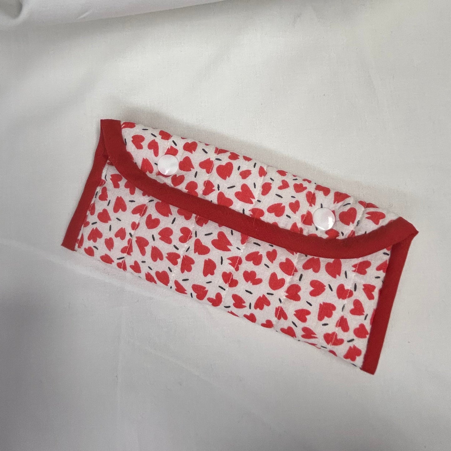 Etui à lunettes coeurs rouges