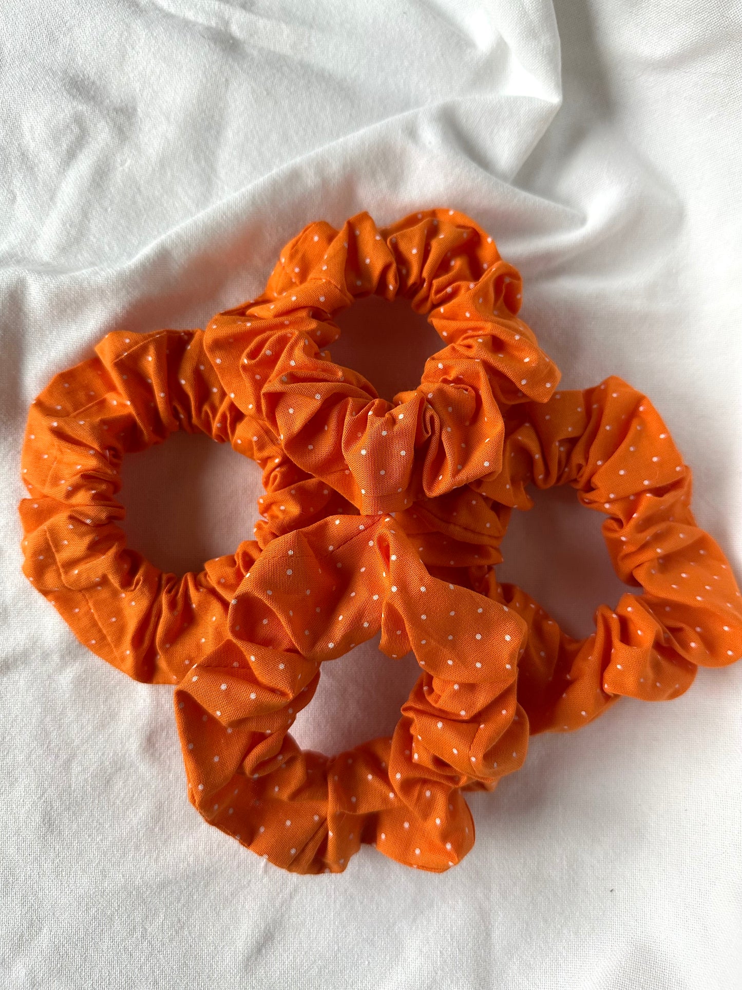 Chouchou orange à pois blancs