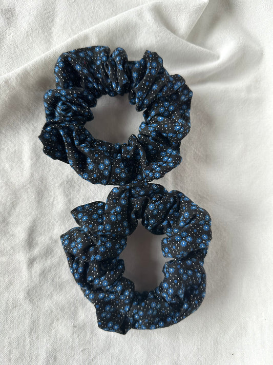 Chouchou noir à fleurs bleues