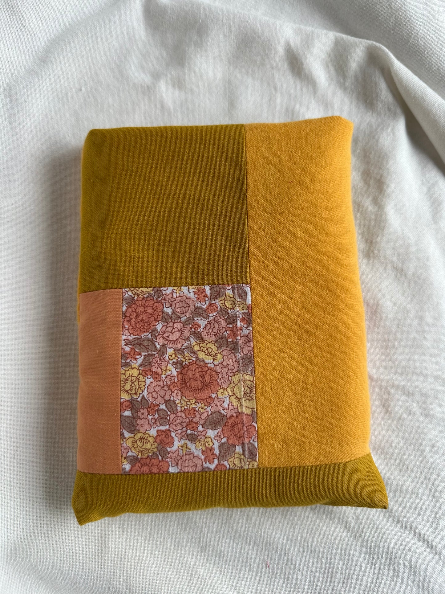 Housse à livre poche patchwork jaune