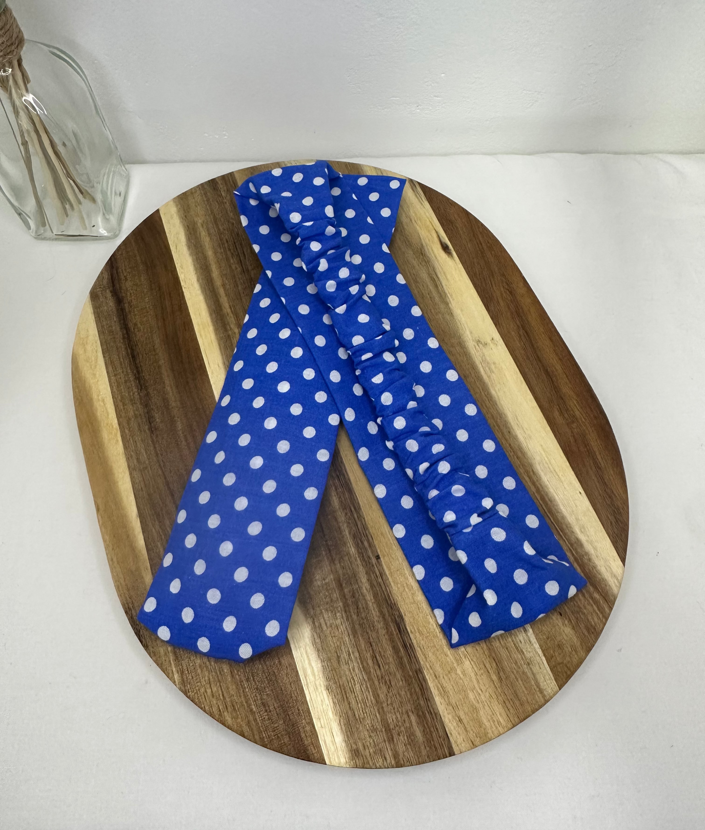 Bandeau bleu à pois blanc