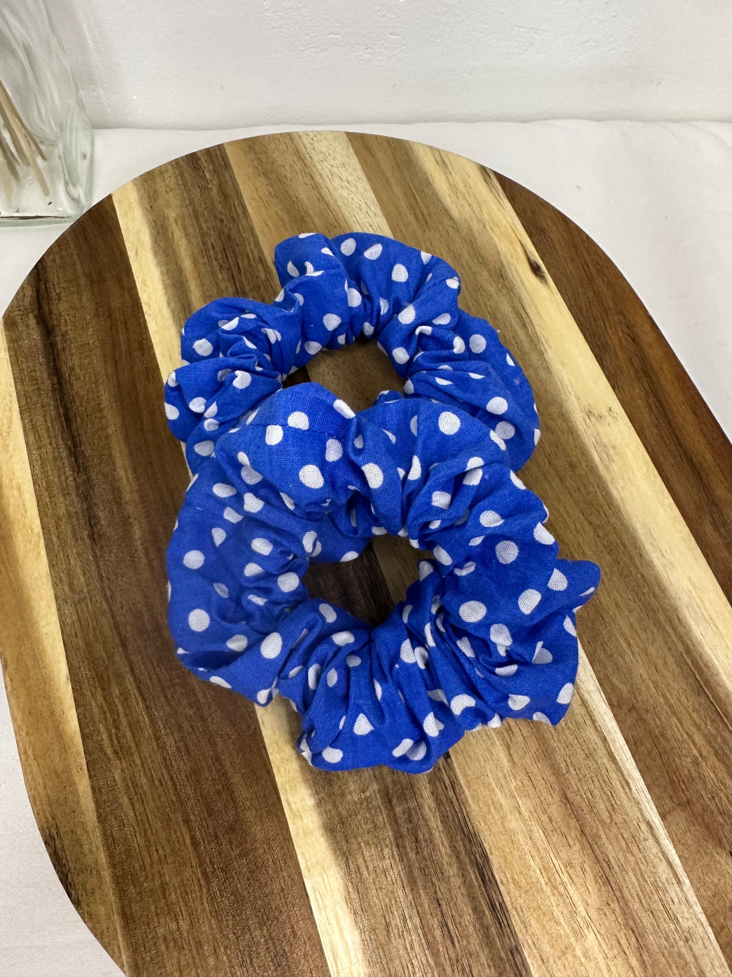 Chouchou bleu à pois blancs