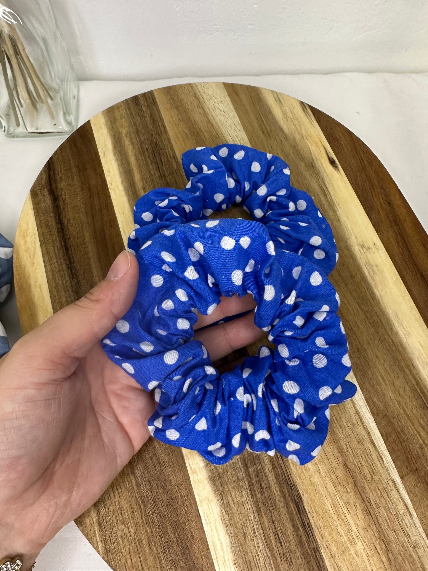 Chouchou bleu à pois blancs