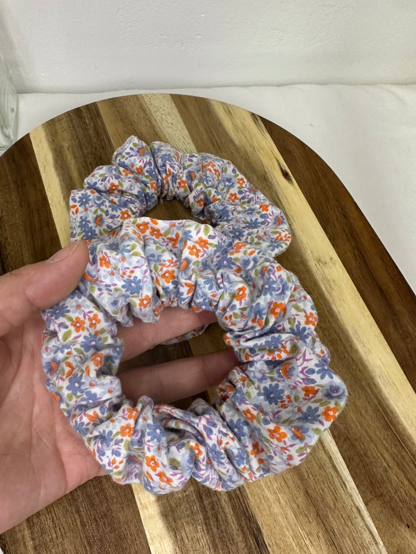 Chouchou fleurs bleues et oranges